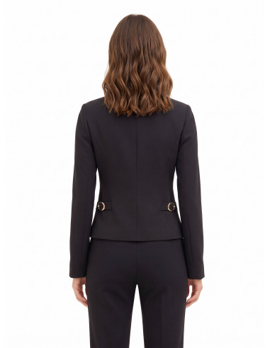 Blazer curto em tecido técnico, sem lapela, com fivelas decorativas Rinascimento