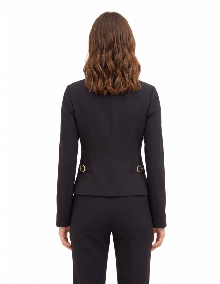 Blazer curto em tecido técnico, sem lapela, com fivelas decorativas Rinascimento