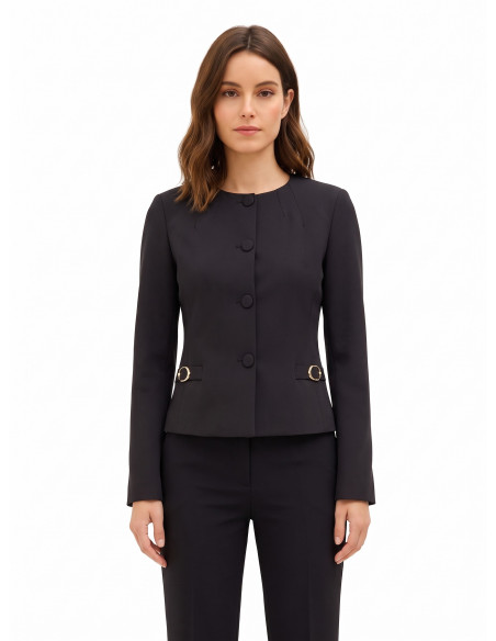 Blazer curto em tecido técnico, sem lapela, com fivelas decorativas Rinascimento