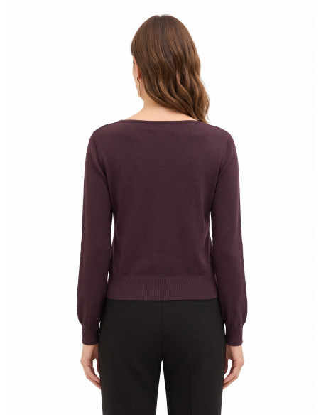 Camisola leve com decote assimétrico e detalhe de joia Rinascimento
