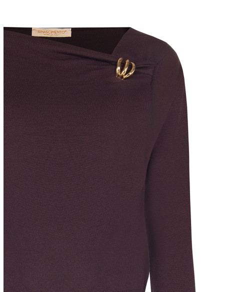 Camisola leve com decote assimétrico e detalhe de joia Rinascimento
