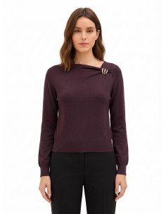 Camisola leve com decote assimétrico e detalhe de joia Rinascimento