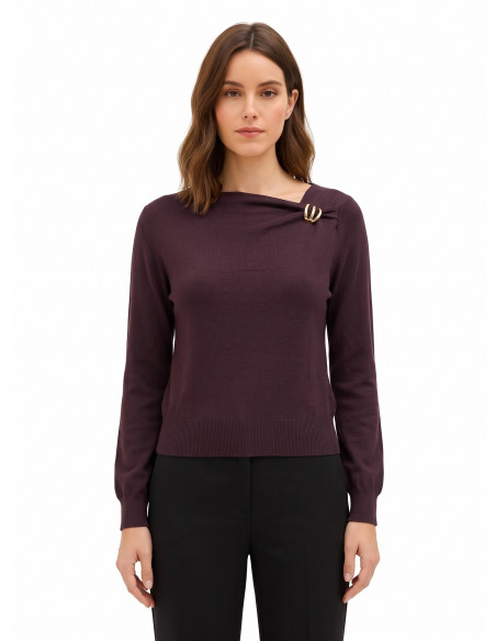 Camisola leve com decote assimétrico e detalhe de joia Rinascimento