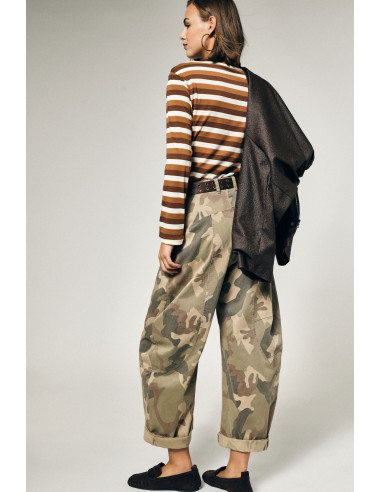 Calças Palazzo com Estampado Camuflado e Cinto Please