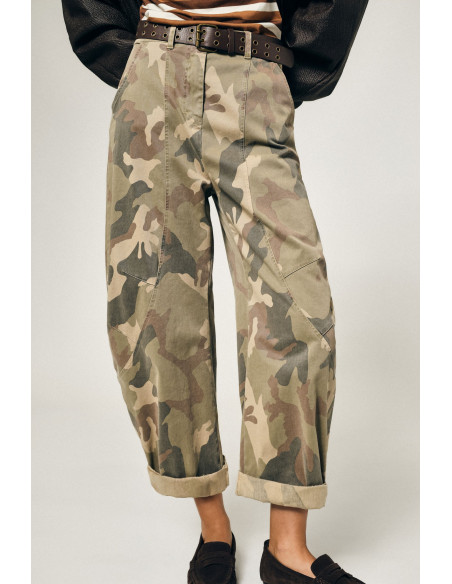 Calças Palazzo com Estampado Camuflado e Cinto Please