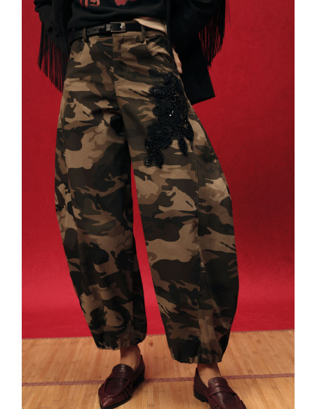 Calças Palazzo com Padrão Camuflado e Bordado Lateral Dixie