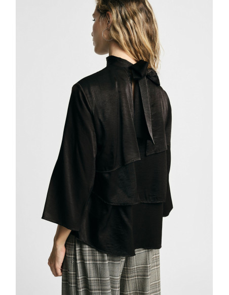 Blusa com folhos, mangas compridas e gola alta, por favor