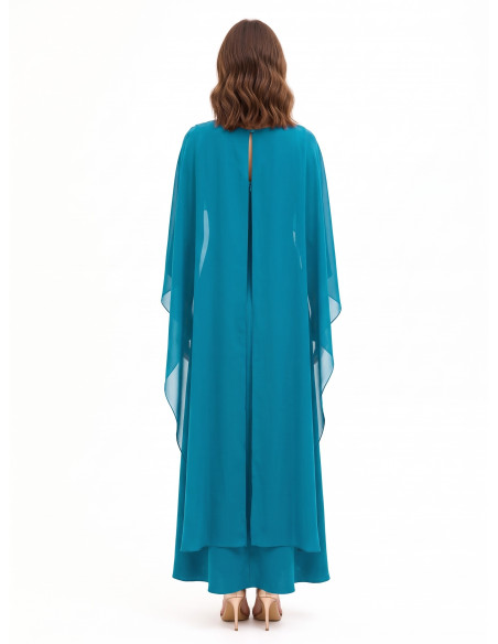 Vestido comprido fluido em cetim estruturado com capa em georgette Rinascimento