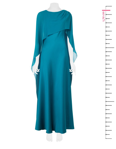 Vestido comprido fluido em cetim estruturado com capa em georgette Rinascimento