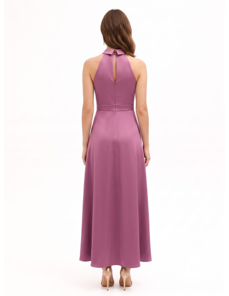 Vestido comprido em cetim estruturado, de gola alta, franzido de um lado Rinascimento