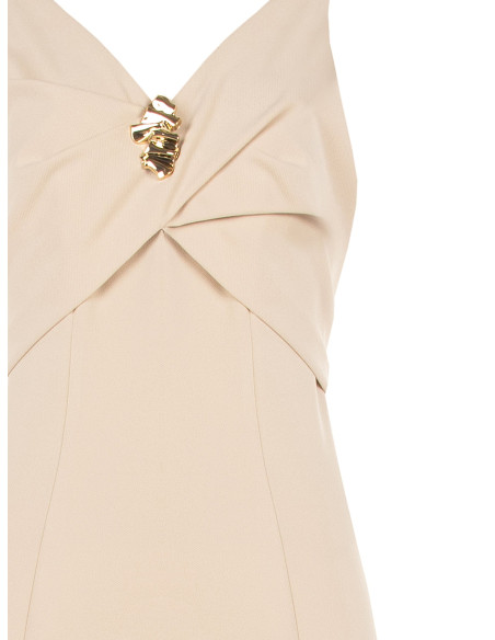 Vestido tubo em crepe scuba com decote em V duplo e pregadeira decorativa Rinascimento