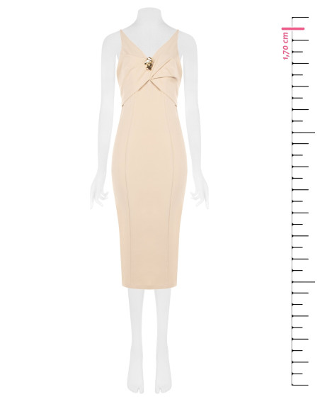 Vestido tubo em crepe scuba com decote em V duplo e pregadeira decorativa Rinascimento