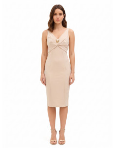 Vestido tubo em crepe scuba com decote em V duplo e pregadeira decorativa Rinascimento