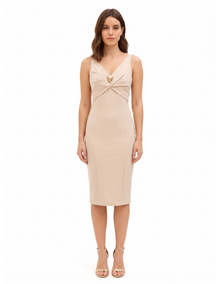 Vestido tubo em crepe scuba com decote em V duplo e pregadeira decorativa Rinascimento