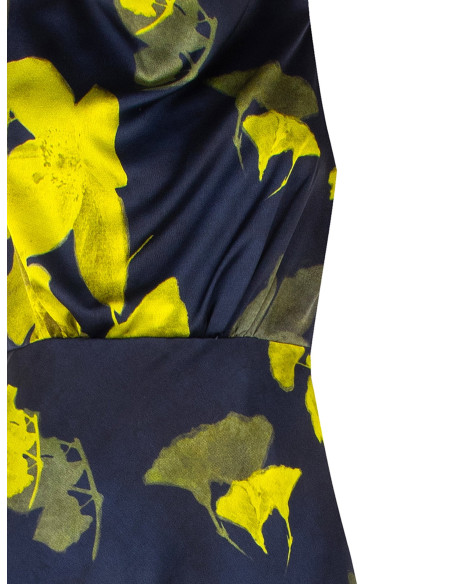 Vestido comprido fluido em cetim ligeiramente enrugado com padrão floral Rinascimento