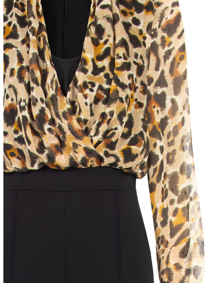 Macacão à boca de sino em crepe scuba com top em georgette com padrão de leopardo e gotas de lurex Rinascimento
