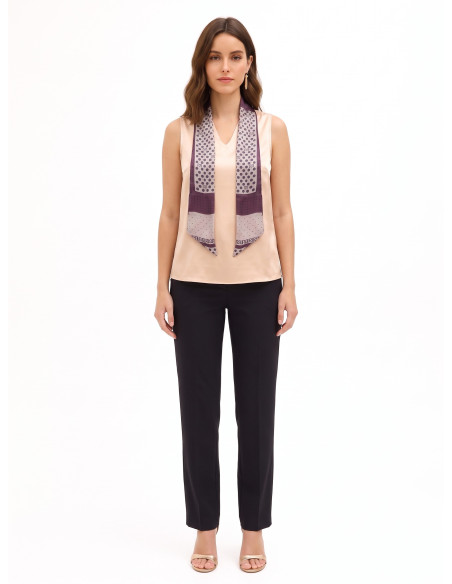 Blusa fluida em cetim com decote em V e lenço com logótipo amovível Rinascimento