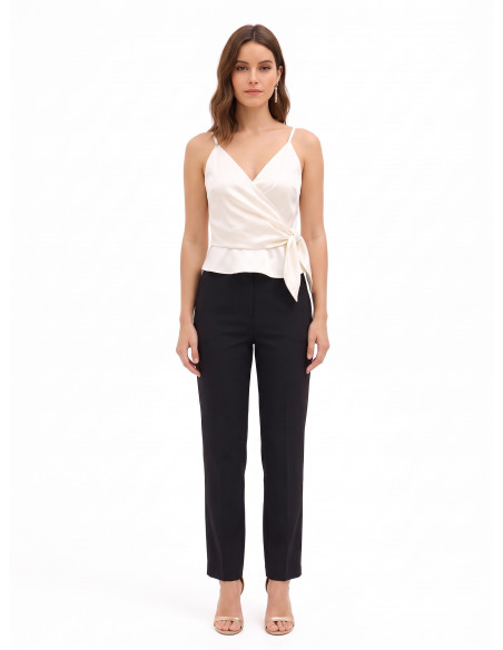 Crop top em cetim com decote em V cruzado e atado de um lado Rinascimento