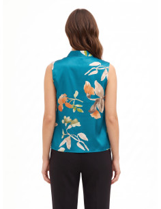 Blusa de corte trapezoidal em cetim floral com botão joia Rinascimento 2