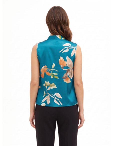 Blusa de corte trapezoidal em cetim floral com botão joia Rinascimento