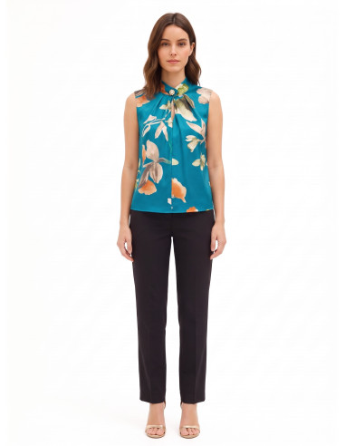 Blusa de corte trapezoidal em cetim floral com botão joia Rinascimento