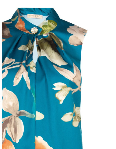 Blusa de corte trapezoidal em cetim floral com botão joia Rinascimento