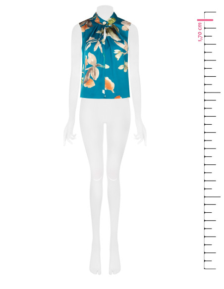 Blusa de corte trapezoidal em cetim floral com botão joia Rinascimento
