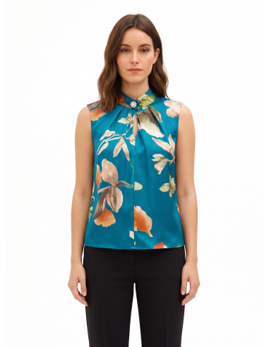 Blusa de corte trapezoidal em cetim floral com botão joia Rinascimento