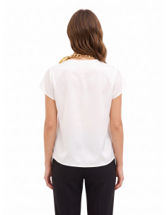 Blusa em cetim mate com decote em V, corrente e lenços entrelaçados Rinascimento 2