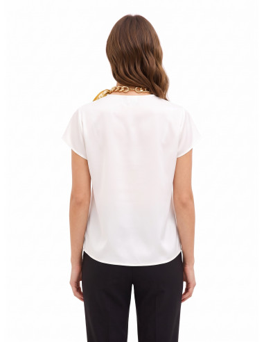 Blusa em cetim mate com decote em V, corrente e lenços entrelaçados Rinascimento