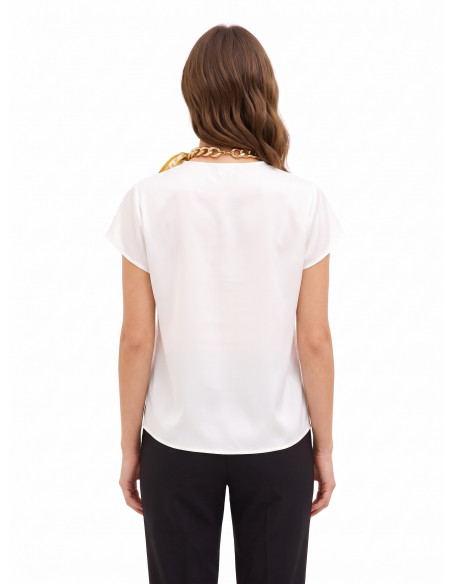 Blusa em cetim mate com decote em V, corrente e lenços entrelaçados Rinascimento
