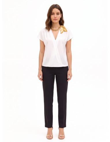 Blusa em cetim mate com decote em V, corrente e lenços entrelaçados Rinascimento