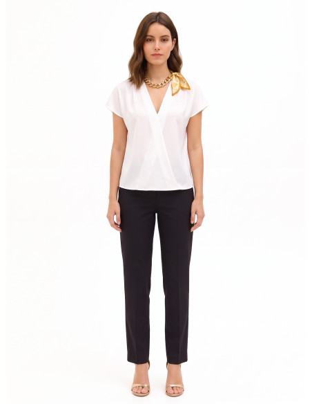 Blusa em cetim mate com decote em V, corrente e lenços entrelaçados Rinascimento