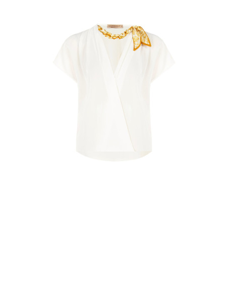 Blusa em cetim mate com decote em V, corrente e lenços entrelaçados Rinascimento