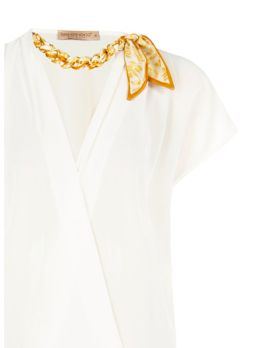 Blusa em cetim mate com decote em V, corrente e lenços entrelaçados Rinascimento