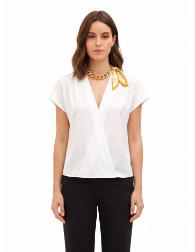 Blusa em cetim mate com decote em V, corrente e lenços entrelaçados Rinascimento