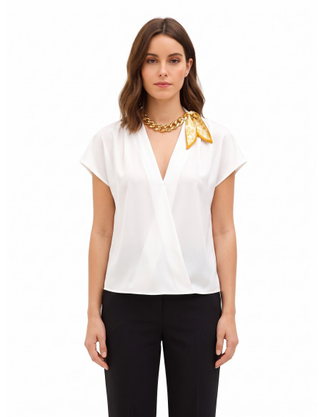 Blusa em cetim mate com decote em V, corrente e lenços entrelaçados Rinascimento