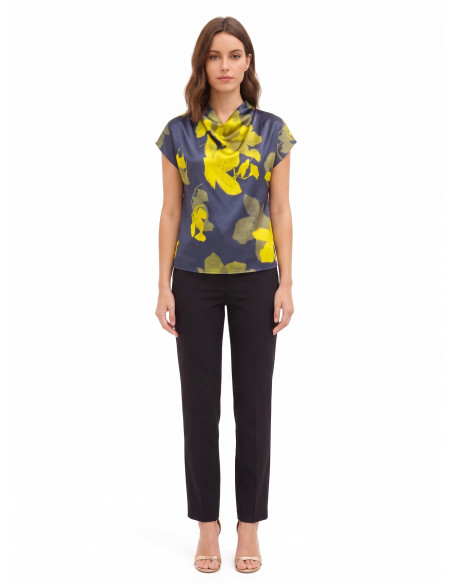 Blusa fluida de cetim com flores e decote drapeado Rinascimento