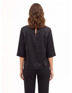 Blusa ampla em cetim com cut-out e franzido num ombro Rinascimento 2