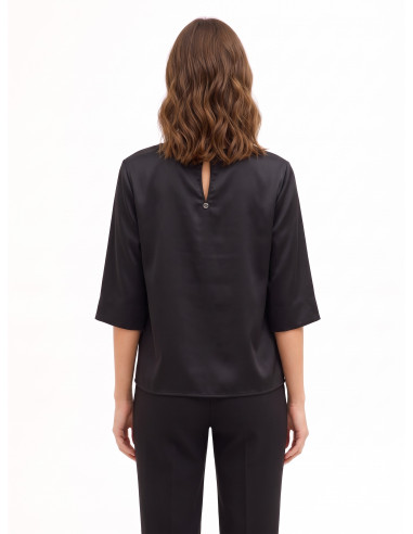 Blusa ampla em cetim com cut-out e franzido num ombro Rinascimento