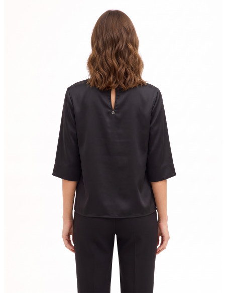 Blusa ampla em cetim com cut-out e franzido num ombro Rinascimento