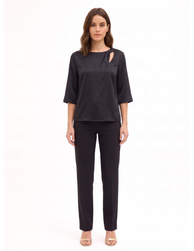 Blusa ampla em cetim com cut-out e franzido num ombro Rinascimento