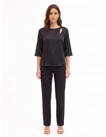 Blusa ampla em cetim com cut-out e franzido num ombro Rinascimento