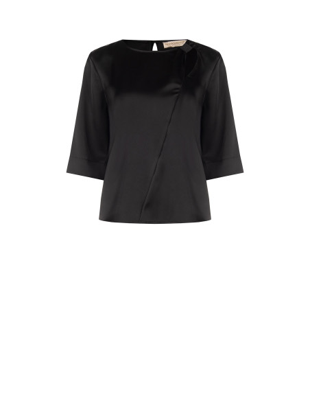 Blusa ampla em cetim com cut-out e franzido num ombro Rinascimento