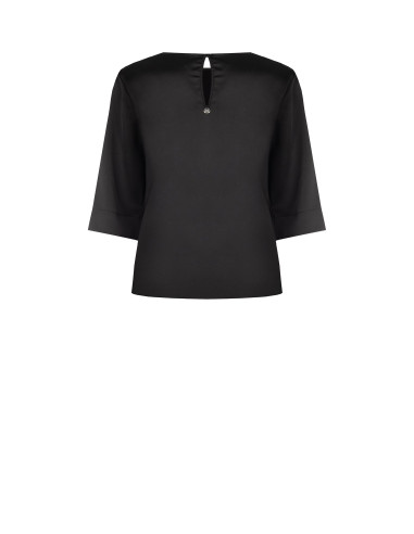 Blusa ampla em cetim com cut-out e franzido num ombro Rinascimento