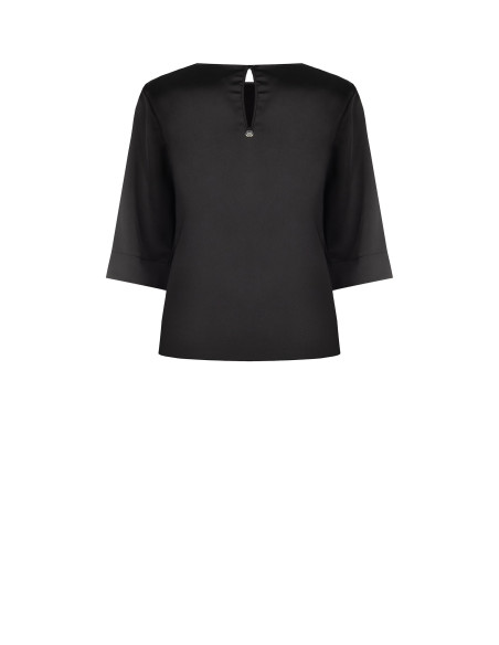 Blusa ampla em cetim com cut-out e franzido num ombro Rinascimento