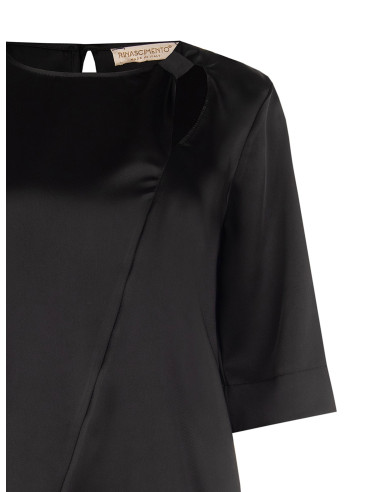 Blusa ampla em cetim com cut-out e franzido num ombro Rinascimento