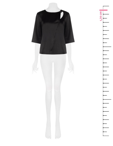 Blusa ampla em cetim com cut-out e franzido num ombro Rinascimento