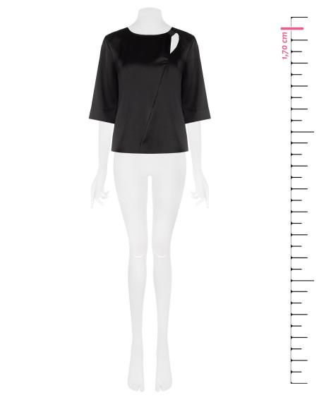 Blusa ampla em cetim com cut-out e franzido num ombro Rinascimento