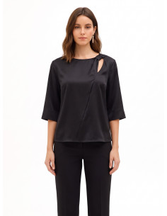 Blusa ampla em cetim com cut-out e franzido num ombro Rinascimento